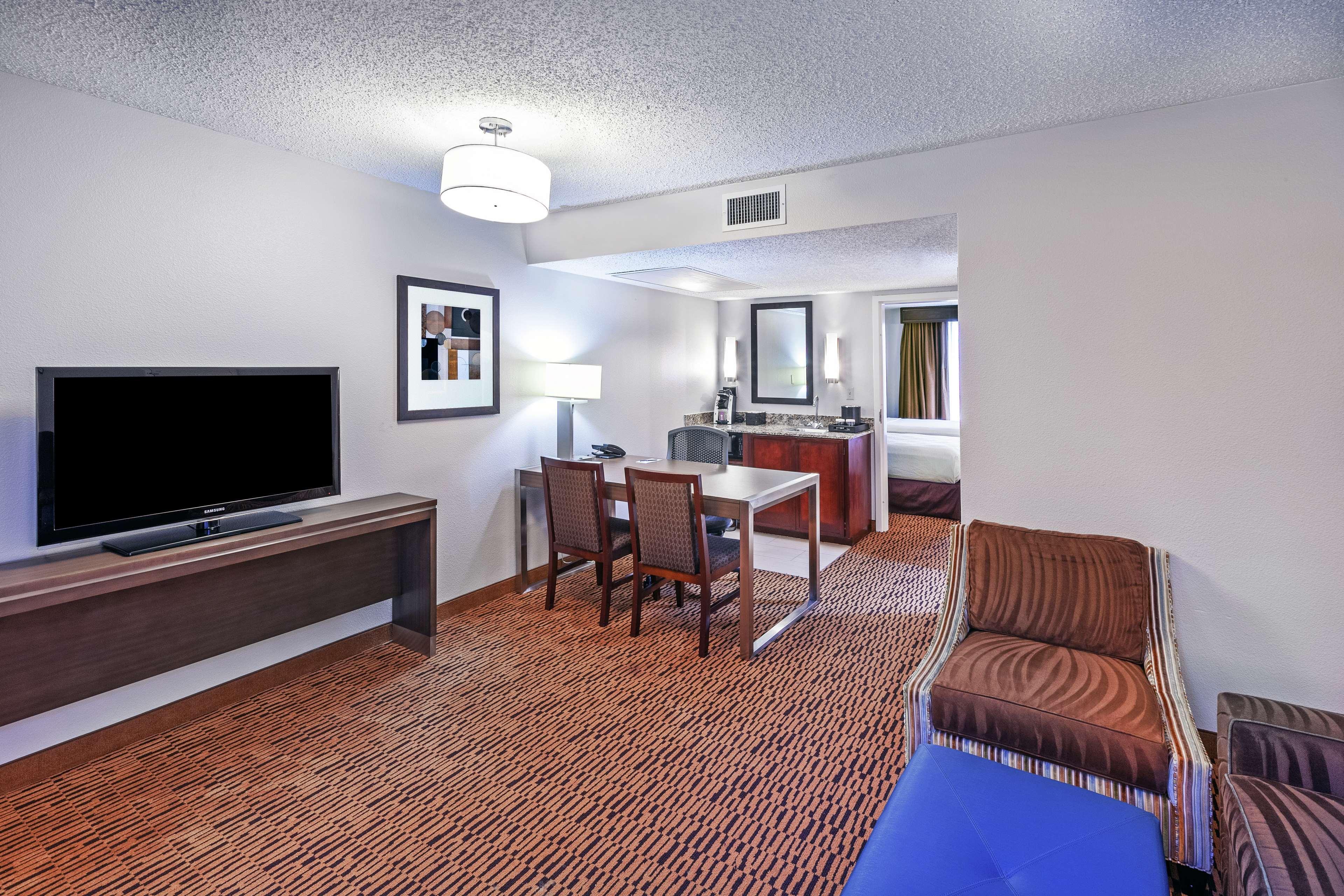 Embassy Suites By Hilton Dallas Market Center Екстериор снимка