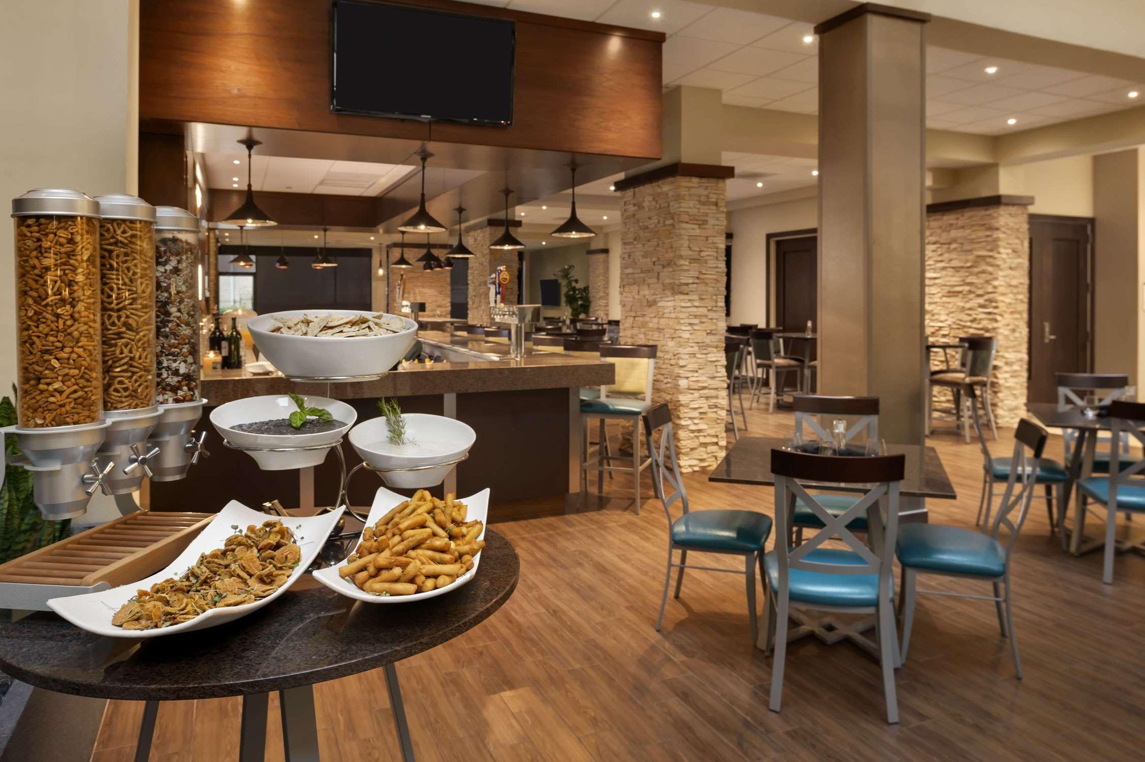 Embassy Suites By Hilton Dallas Market Center Ресторант снимка