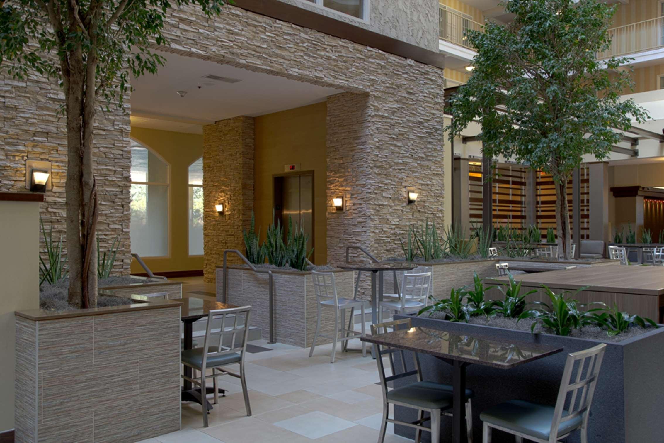 Embassy Suites By Hilton Dallas Market Center Ресторант снимка