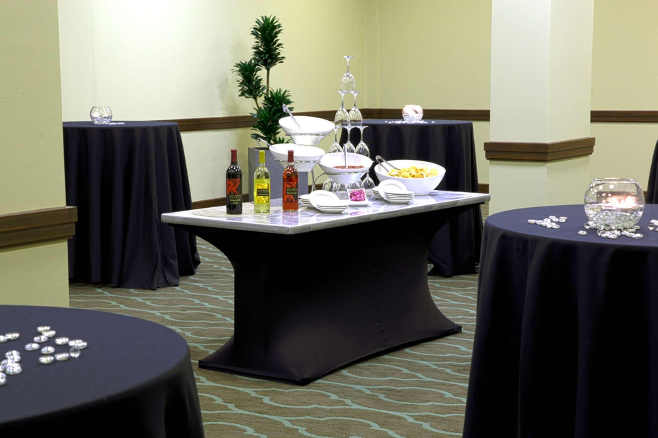 Embassy Suites By Hilton Dallas Market Center Ресторант снимка