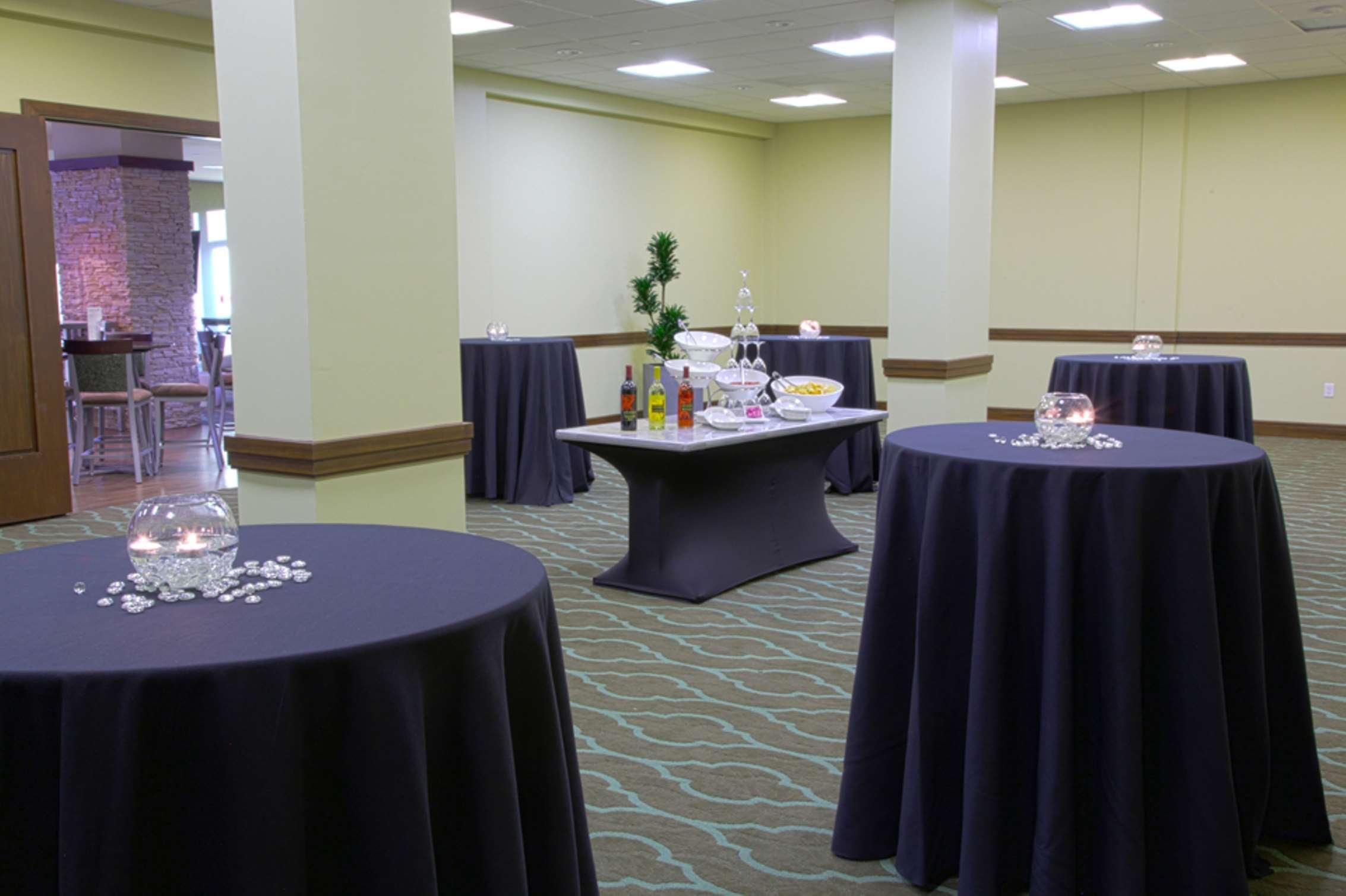 Embassy Suites By Hilton Dallas Market Center Ресторант снимка