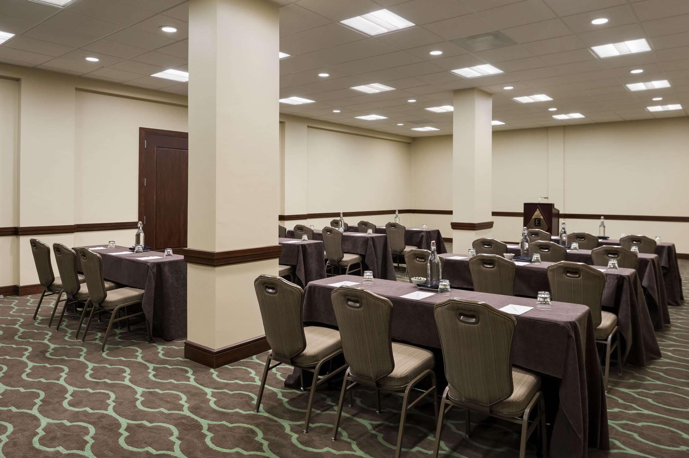 Embassy Suites By Hilton Dallas Market Center Бизнес снимка