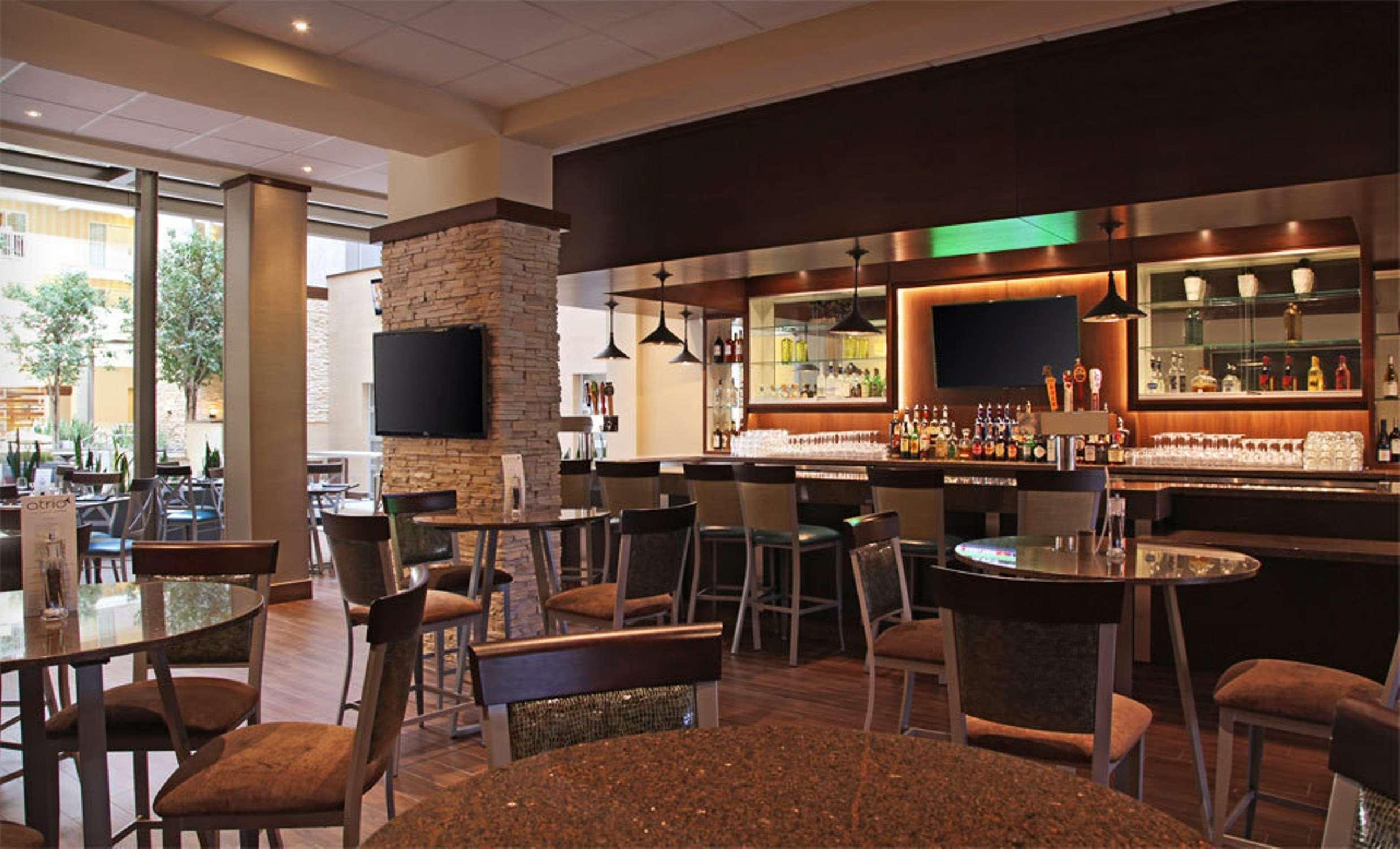 Embassy Suites By Hilton Dallas Market Center Ресторант снимка