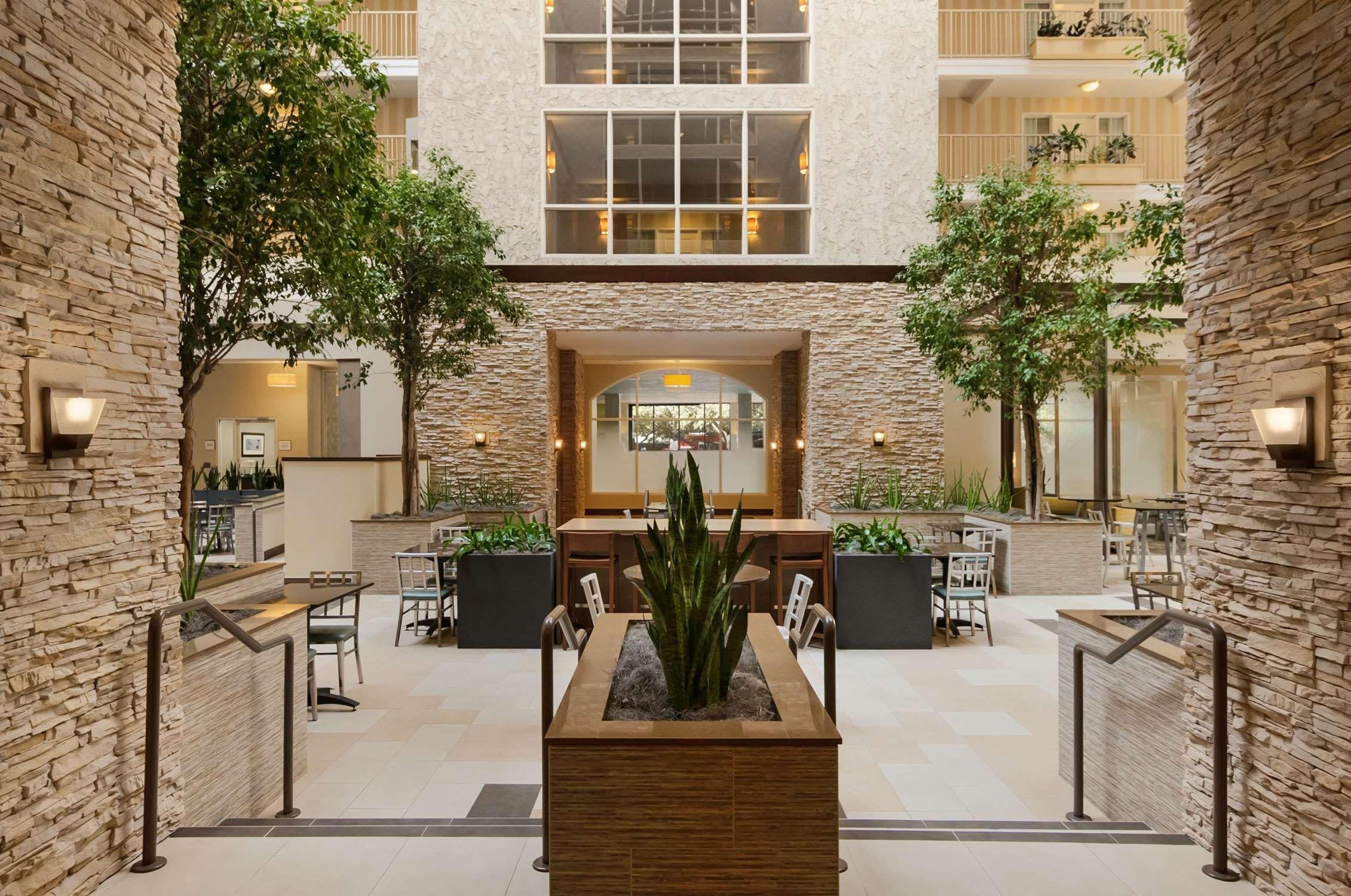 Embassy Suites By Hilton Dallas Market Center Интериор снимка