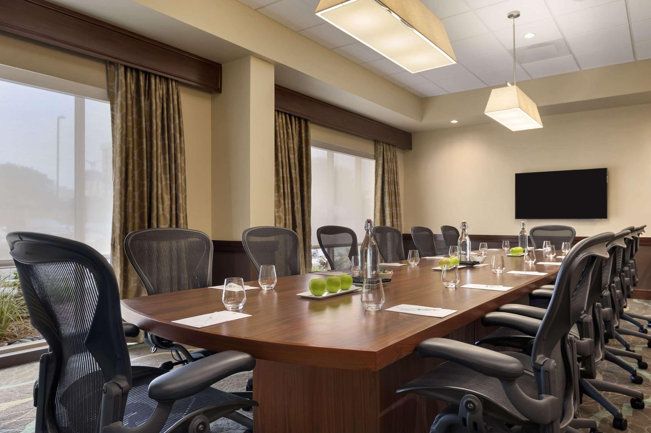 Embassy Suites By Hilton Dallas Market Center Бизнес снимка
