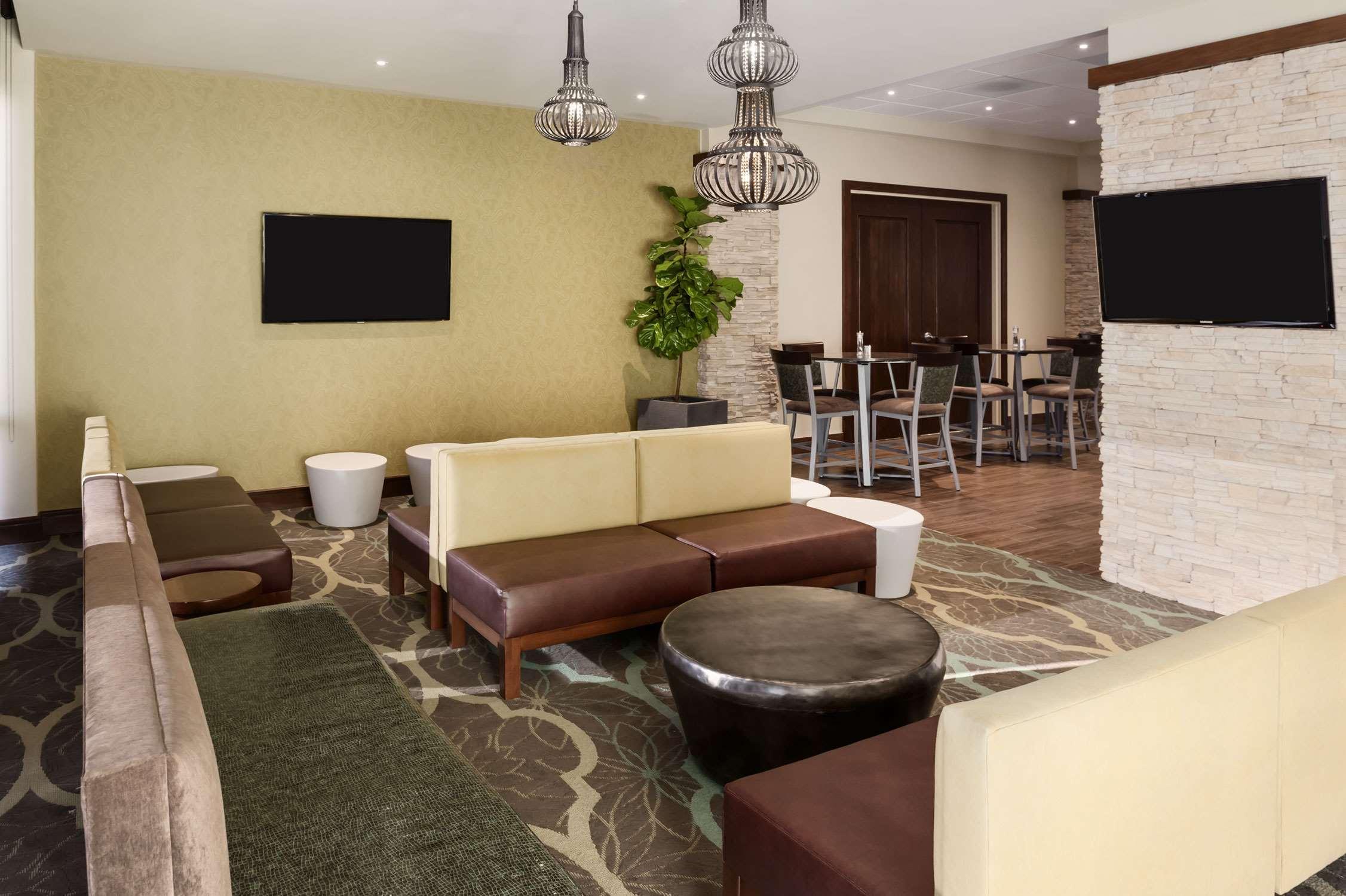 Embassy Suites By Hilton Dallas Market Center Ресторант снимка