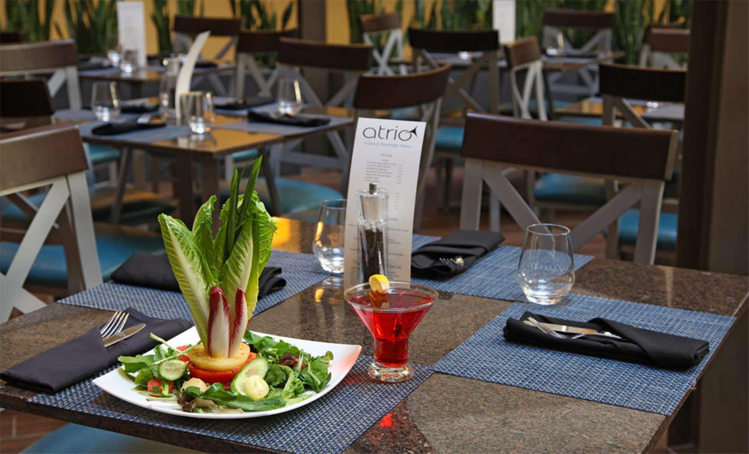 Embassy Suites By Hilton Dallas Market Center Ресторант снимка