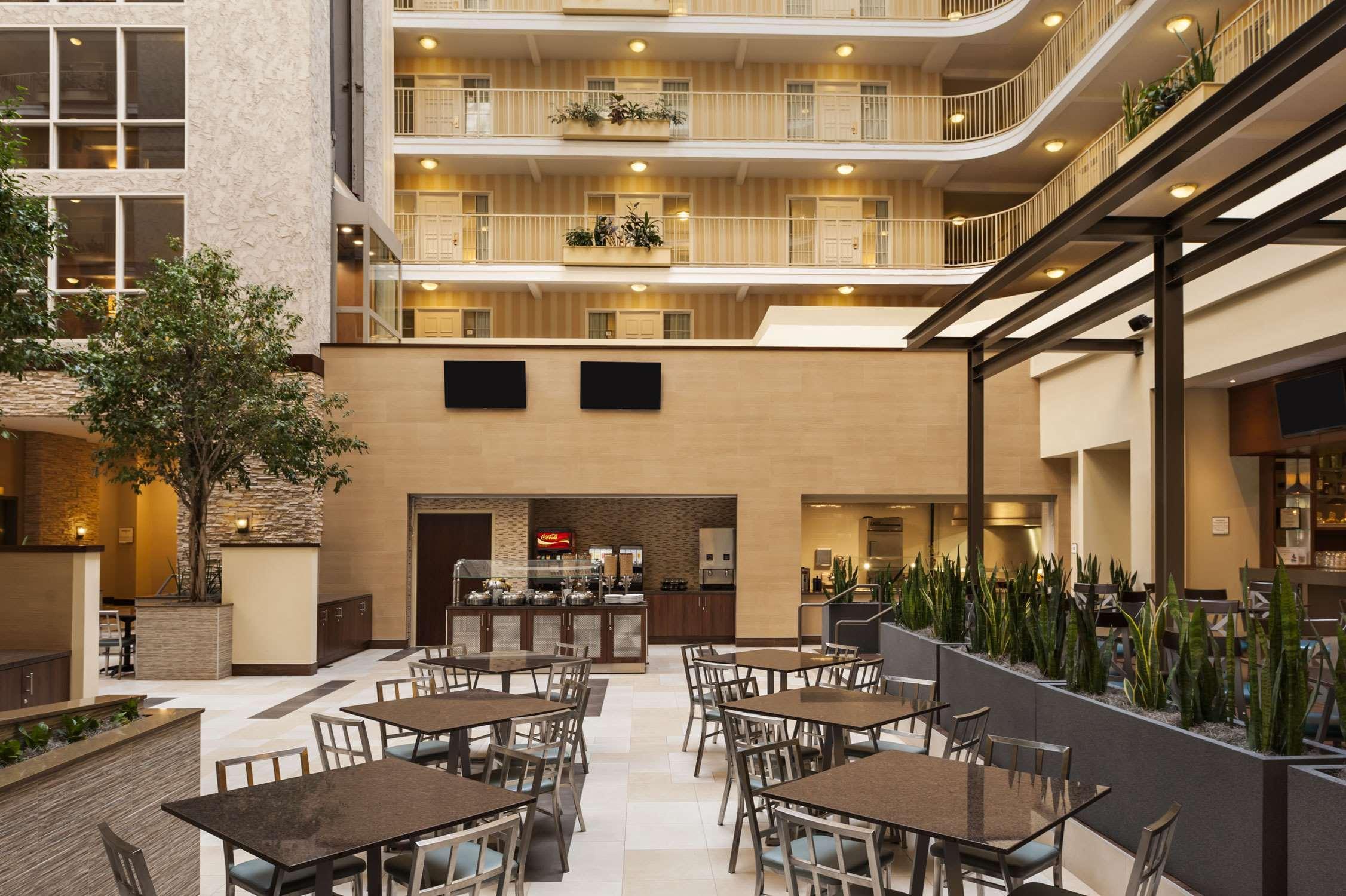 Embassy Suites By Hilton Dallas Market Center Ресторант снимка