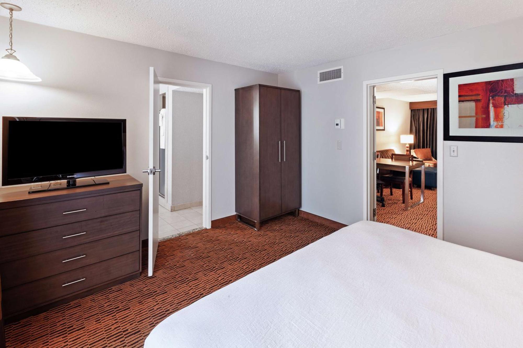 Embassy Suites By Hilton Dallas Market Center Екстериор снимка