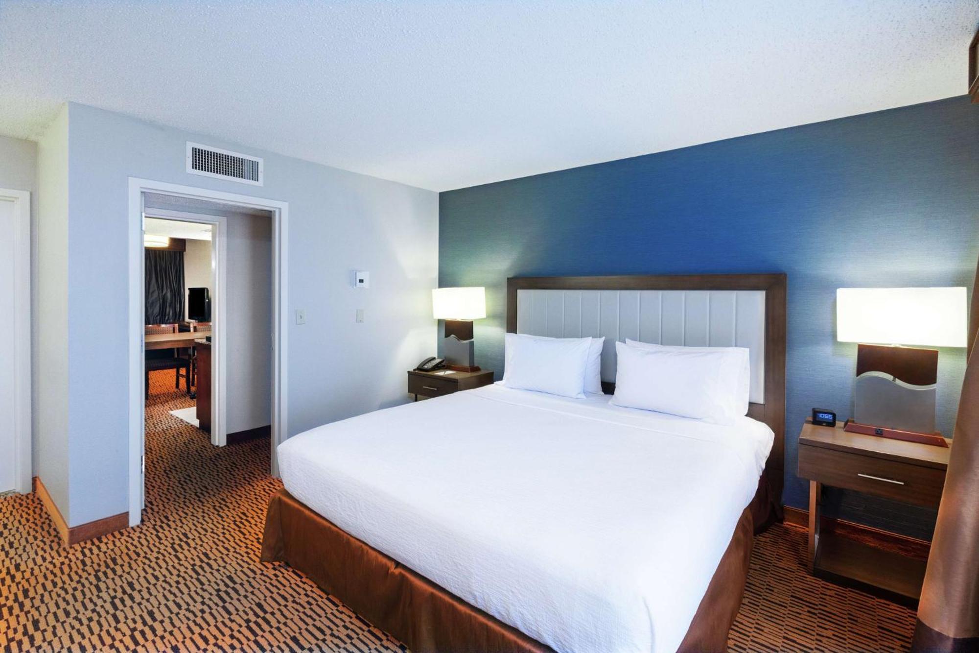 Embassy Suites By Hilton Dallas Market Center Екстериор снимка