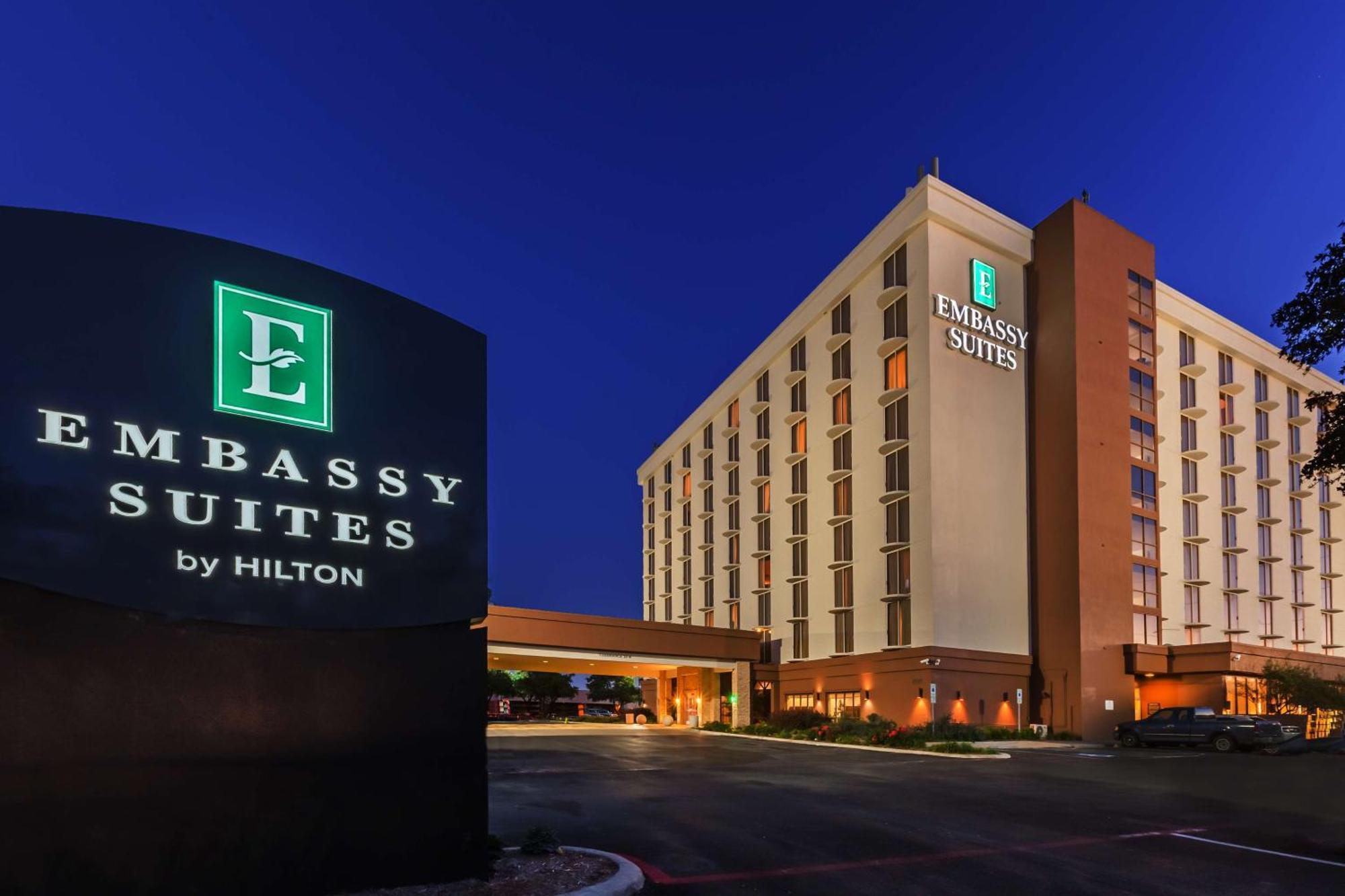 Embassy Suites By Hilton Dallas Market Center Екстериор снимка