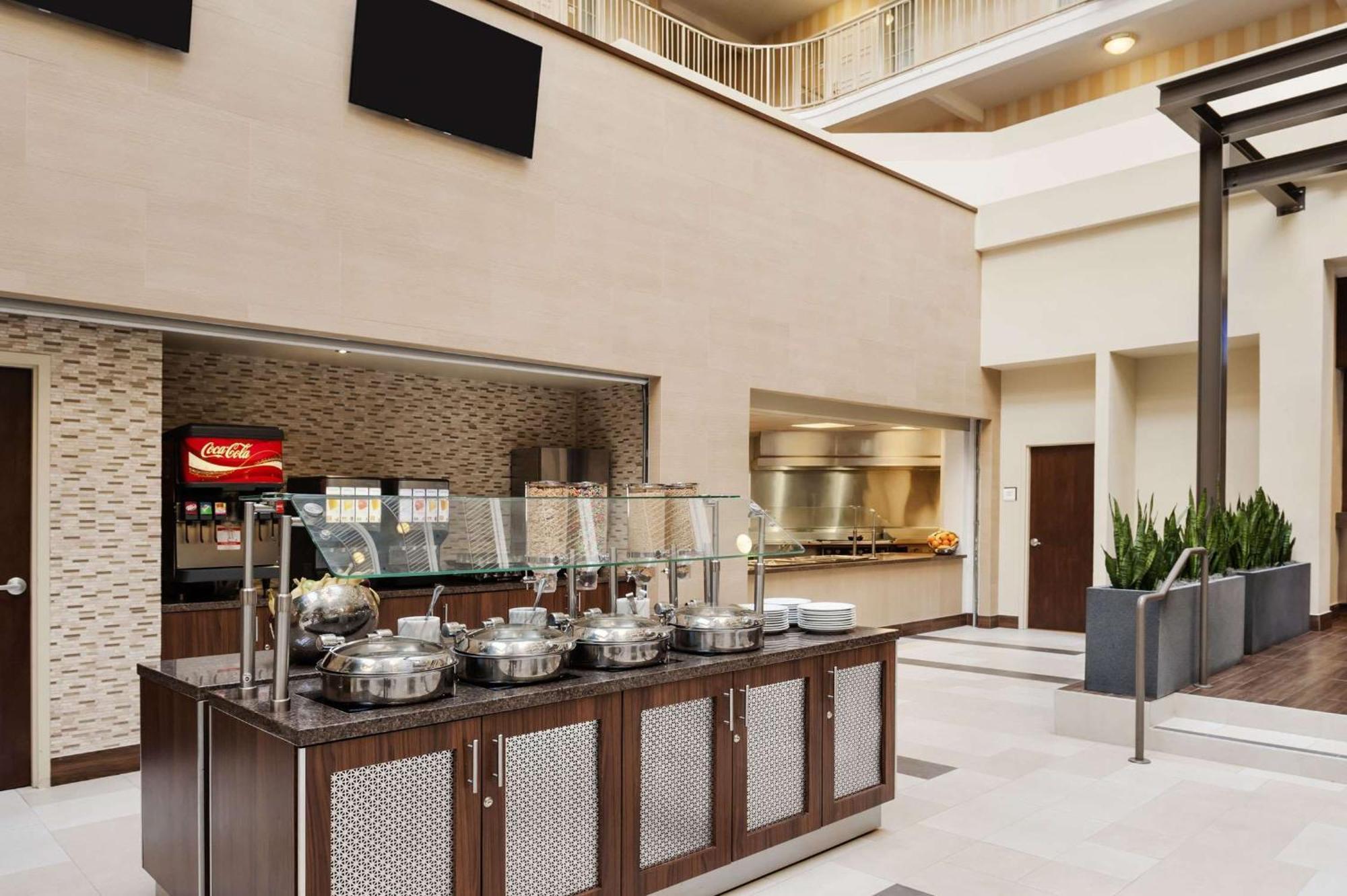 Embassy Suites By Hilton Dallas Market Center Екстериор снимка