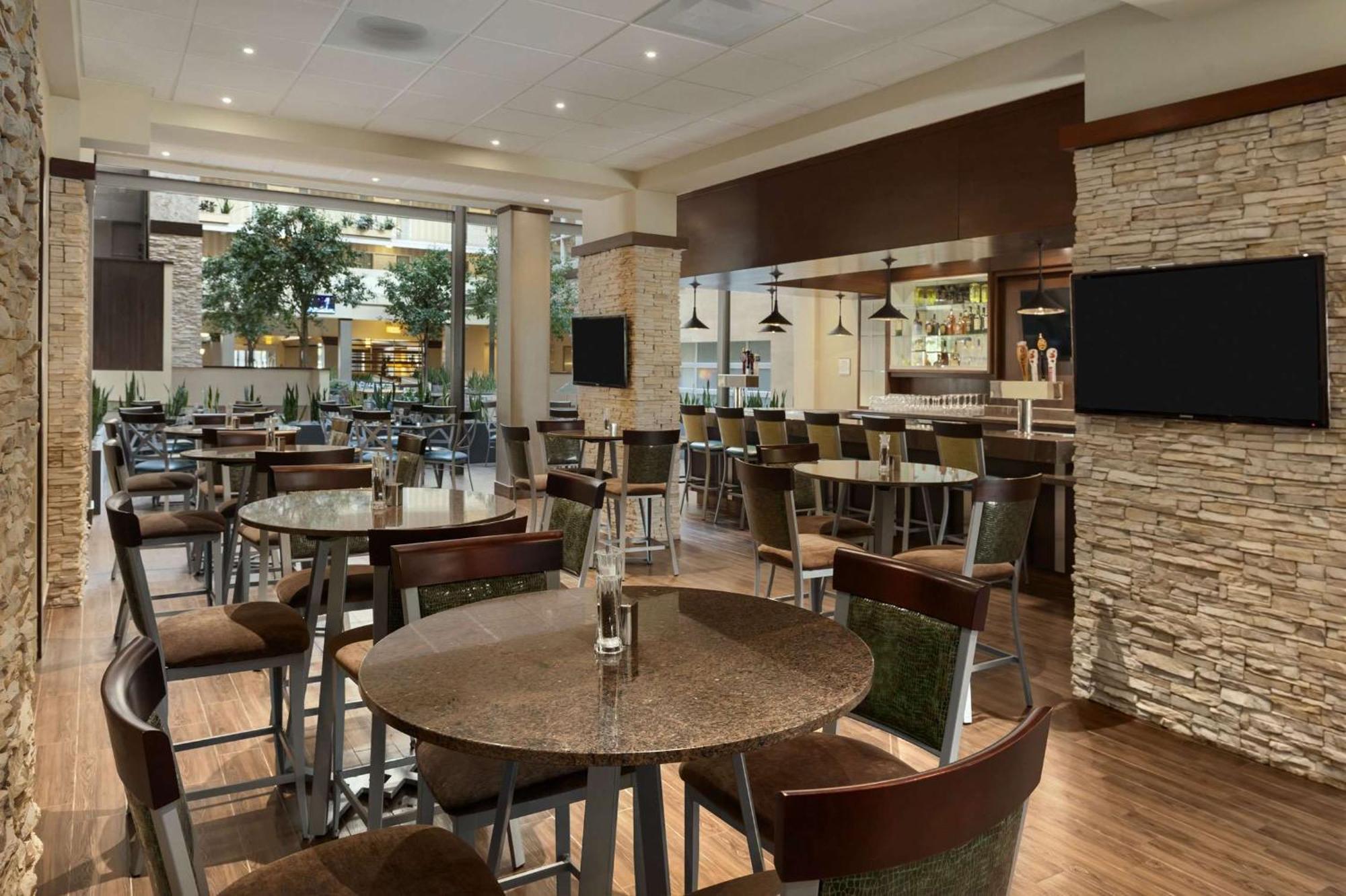 Embassy Suites By Hilton Dallas Market Center Екстериор снимка
