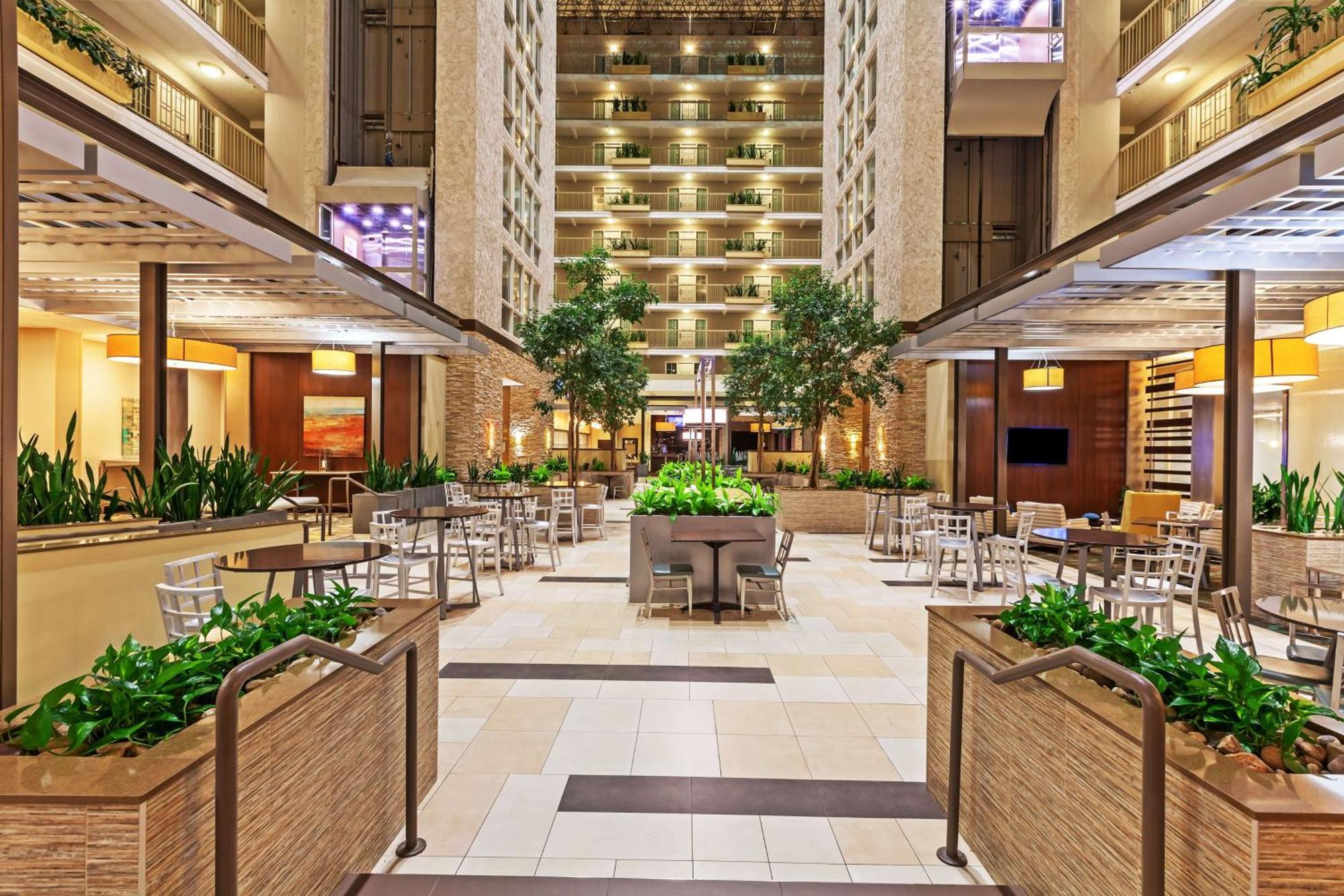 Embassy Suites By Hilton Dallas Market Center Екстериор снимка