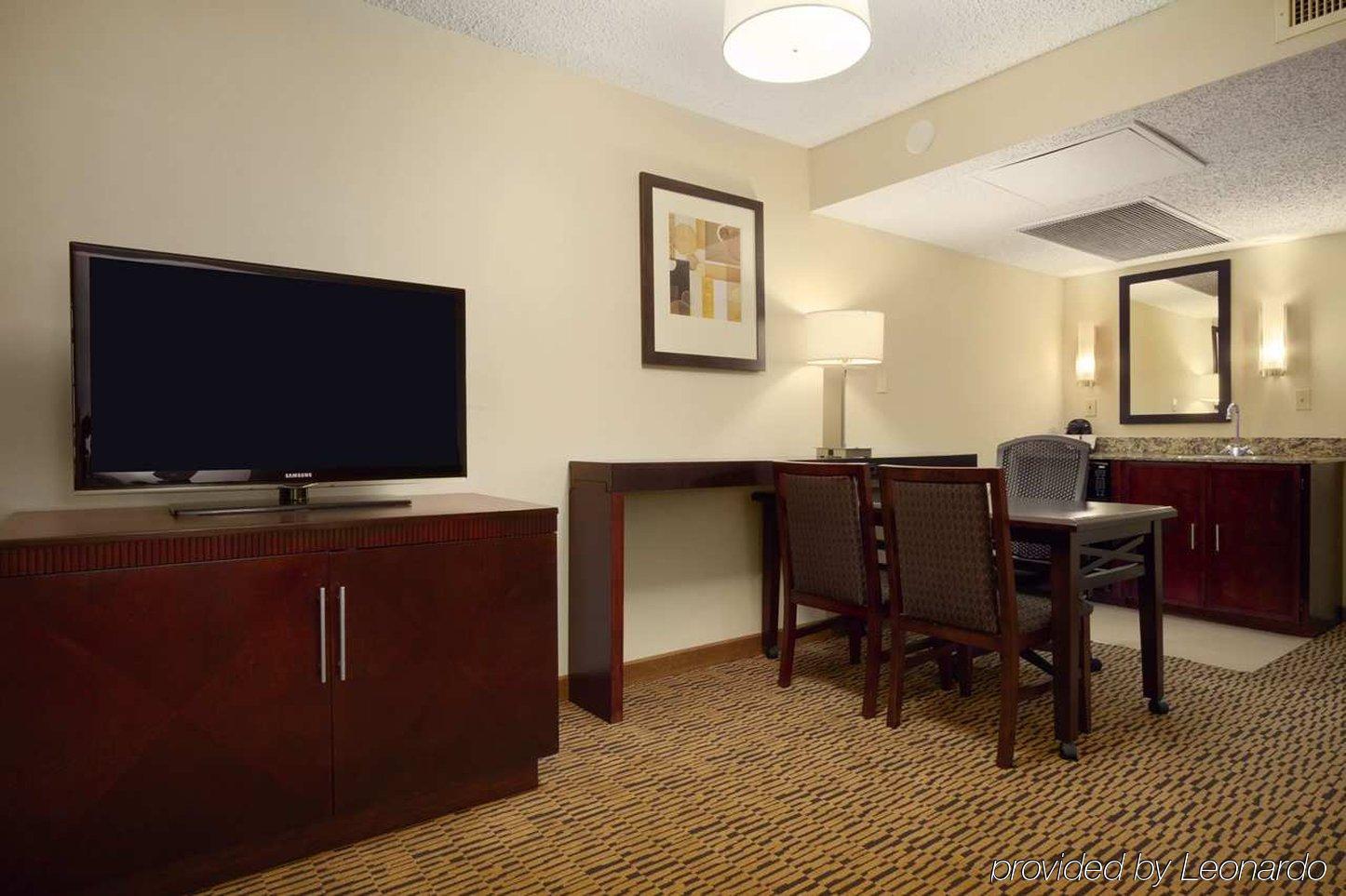 Embassy Suites By Hilton Dallas Market Center Стая снимка